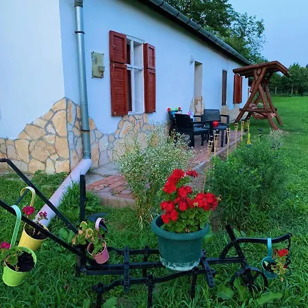 Tiszai Fenyves Apartman Tiszadorogma Exterior photo